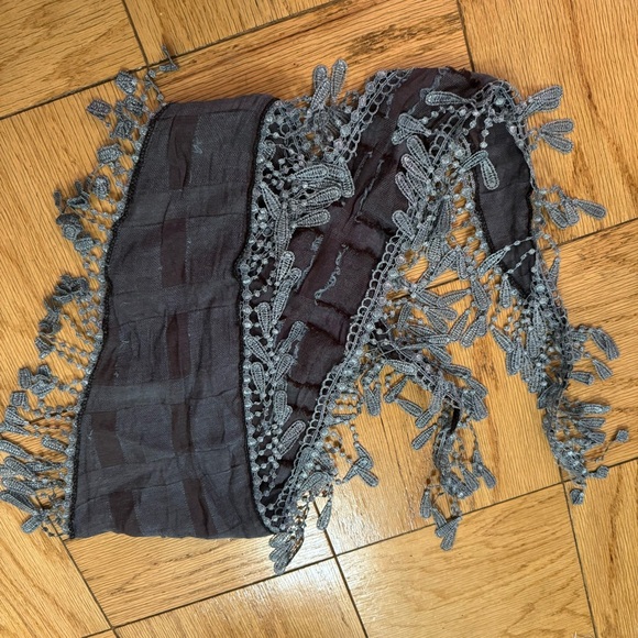 Women’s triangle fringe scarf - Picture 3 of 5